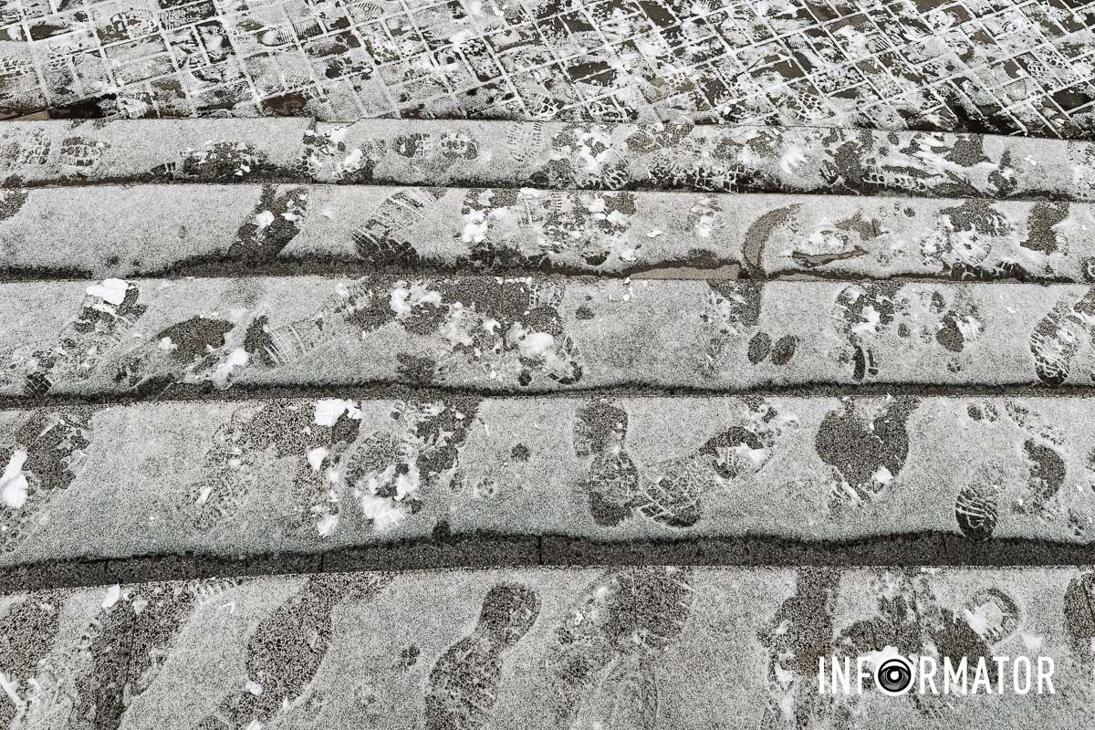 Сліди Зима нагадала про себе: вулиці Дніпра вкрило білим простирадлом 23