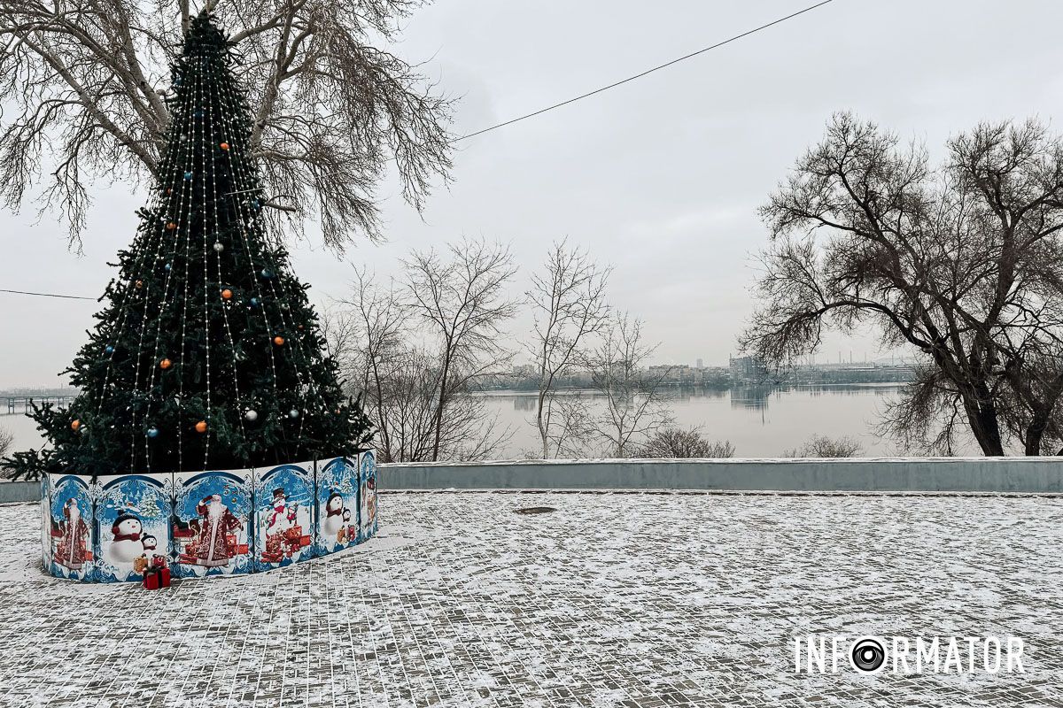 Подивіться на воду Зима нагадала про себе: вулиці Дніпра вкрило білим простирадлом 7