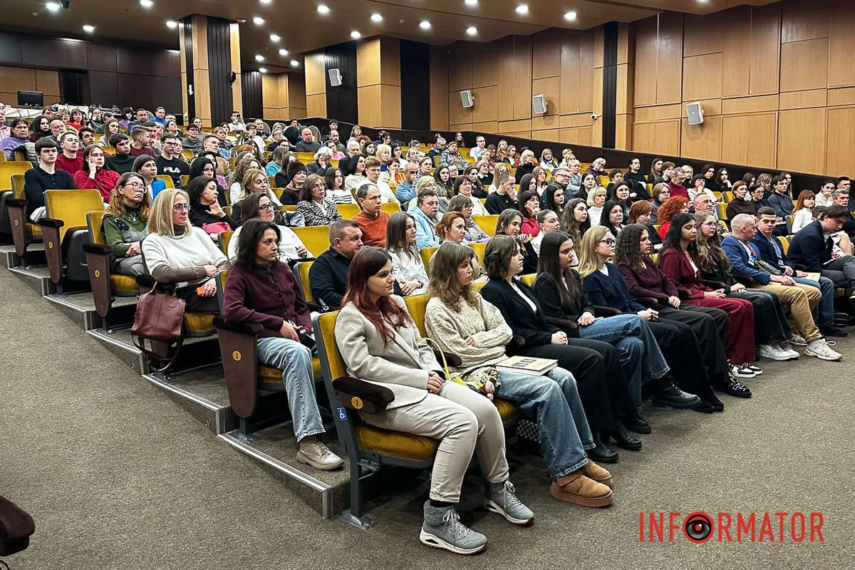 Якщо раніше він приїздив до міста з дипломатичними візитами, то цього разу - з книгою З дипломатичних переговорів - до книжкової презентації: Дмитро Кулеба відвідав Дніпро 2