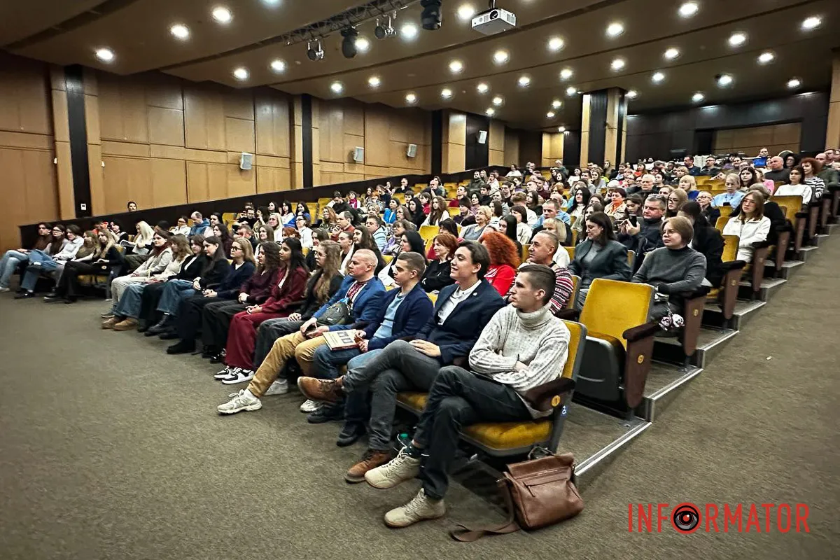 У Menorah Center ексміністр презентував «Дипломатичну кухню воєнного часу» З дипломатичних переговорів - до книжкової презентації: Дмитро Кулеба відвідав Дніпро 3