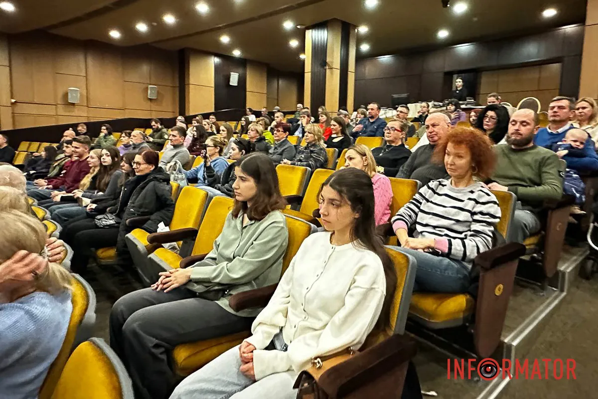 Дмитро Кулеба розповів, як працював над книгою під час повномасштабної війни та як народилася ідея поєднати дипломатію з гастрономією З дипломатичних переговорів - до книжкової презентації: Дмитро Кулеба відвідав Дніпро 4