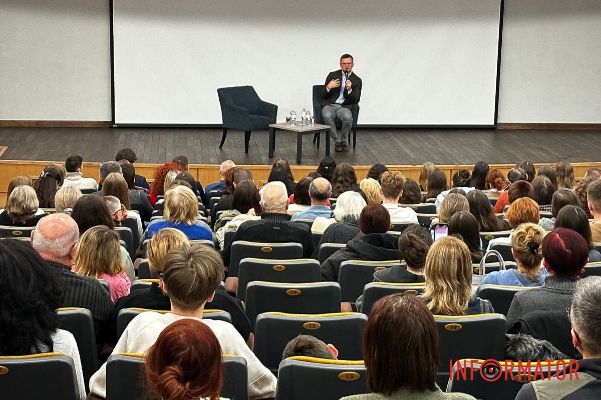 За його словами, багато рішень на міжнародній арені ухвалювалися за столом, і саме ці історії лягли в основу видання З дипломатичних переговорів - до книжкової презентації: Дмитро Кулеба відвідав Дніпро 5