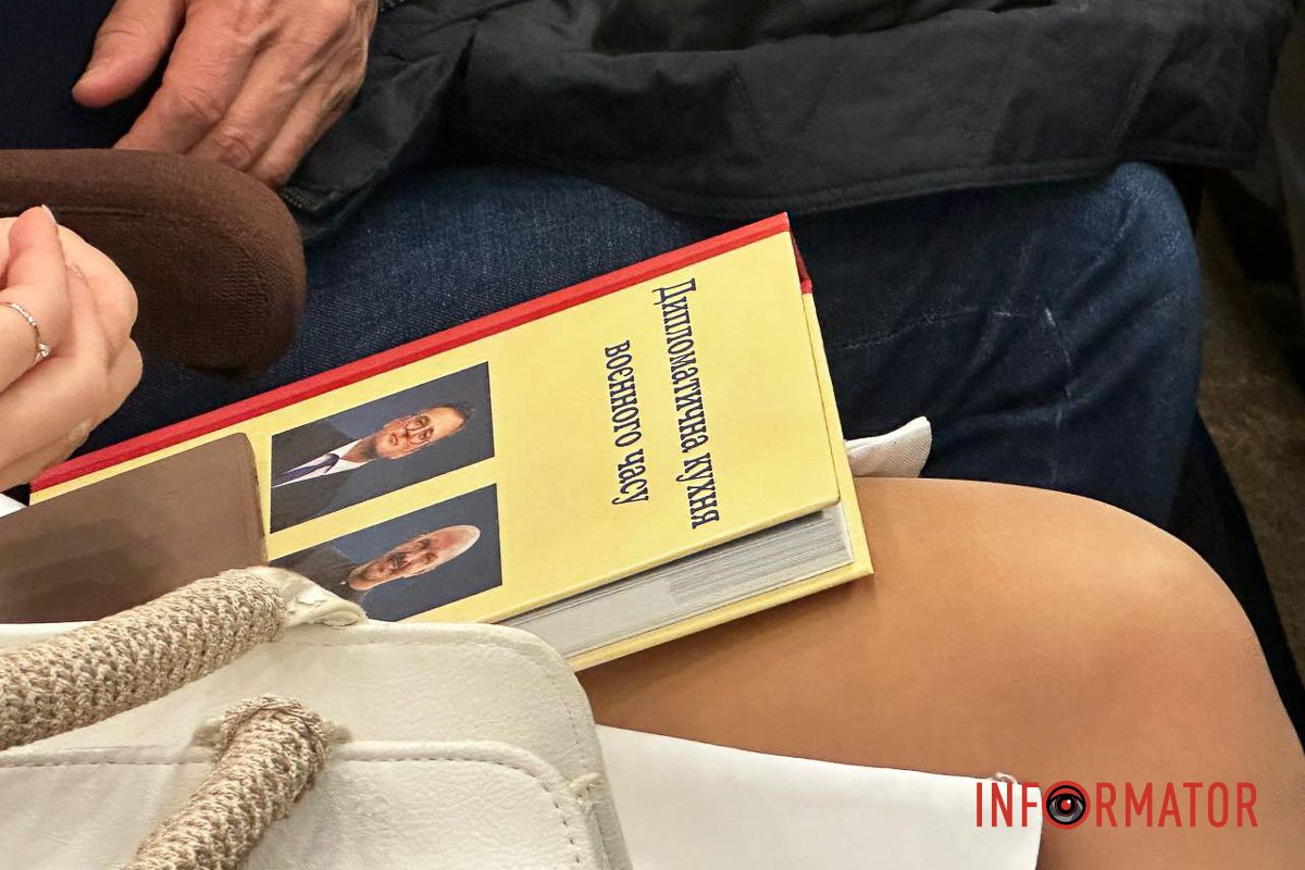 Книга створена у співавторстві з шеф-кухарем Володимиром Ярославським і складається з 25 рецептів та реальних дипломатичних епізодів З дипломатичних переговорів - до книжкової презентації: Дмитро Кулеба відвідав Дніпро 6