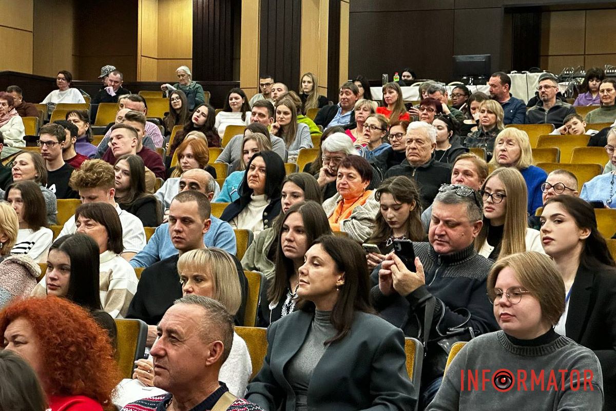 Презентація пройшла у форматі відкритого діалогу З дипломатичних переговорів - до книжкової презентації: Дмитро Кулеба відвідав Дніпро 11