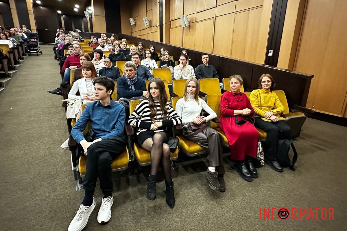 Відмітимо, що захід став частиною проєкту Menorah Center «Мобілізація інтелектуального потенціалу» та зібрав представників бізнесу, студентів і медіа З дипломатичних переговорів - до книжкової презентації: Дмитро Кулеба відвідав Дніпро 17