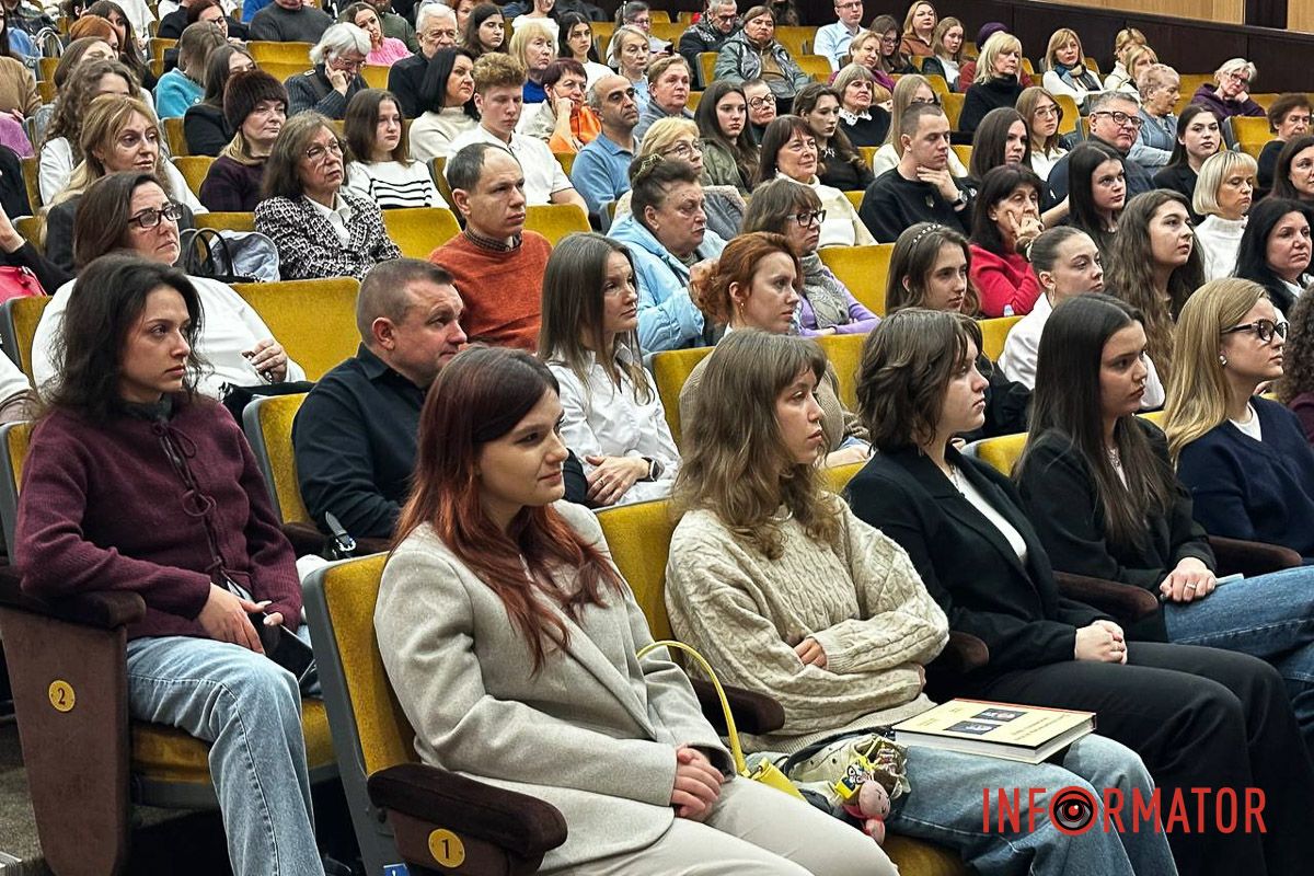 Дмитро Кулеба завітав до Дніпра не з дипломатією, а з книгою З дипломатичних переговорів - до книжкової презентації: Дмитро Кулеба відвідав Дніпро 20