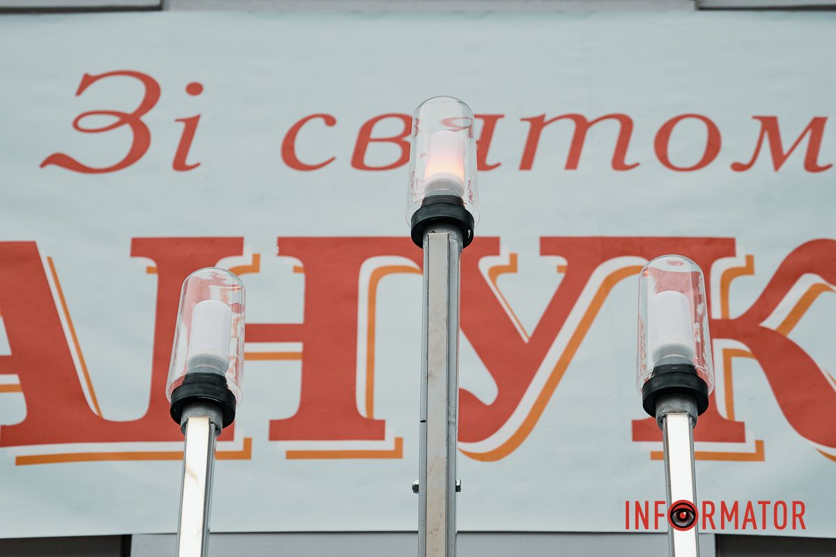 Вона нагадує, що навіть один маленький вогник здатен змінити простір довкола Ханука у Дніпрі: де запалили ханукії та що означає свято Світла 11