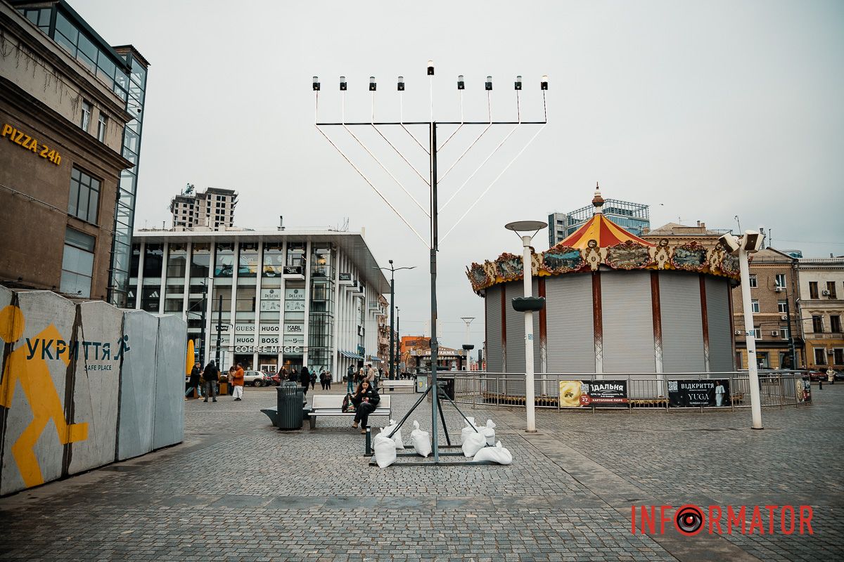 Це особливий дев’ятисвічник: вісім свічок символізують вісім днів дива, а дев’ята слугує для запалювання решти Ханука у Дніпрі: де запалили ханукії та що означає свято Світла 6