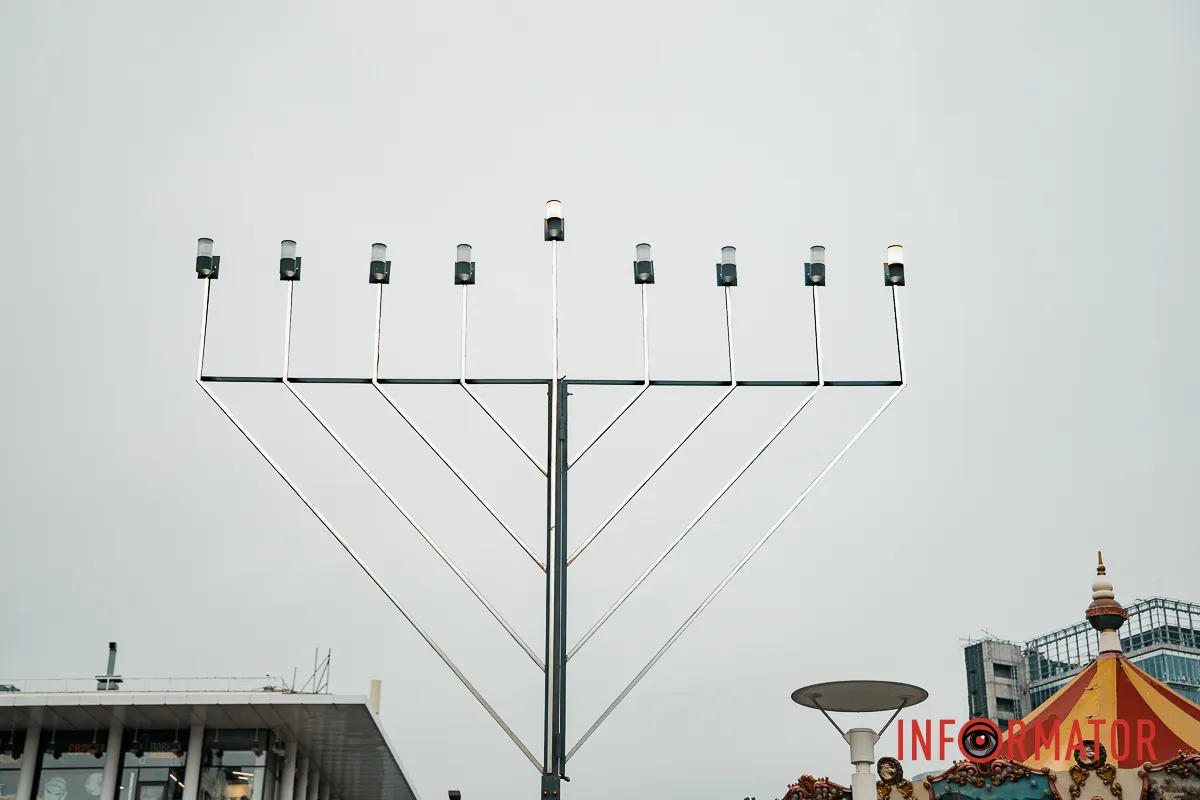 Головний обряд свята - запалювання ханукії Ханука у Дніпрі: де запалили ханукії та що означає свято Світла 5
