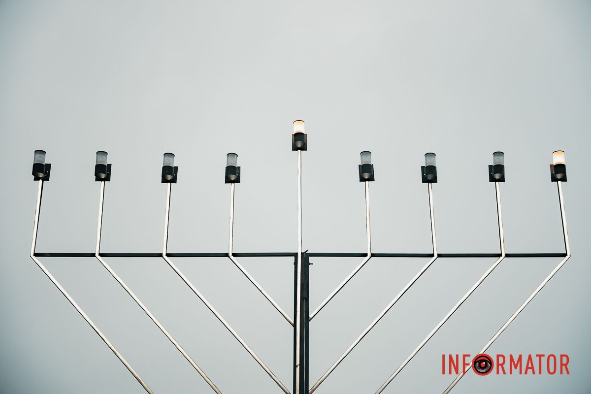 Зокрема, на Європейській площі, біля та всередині Menorah Center, а також на Лівобережному-3 Ханука у Дніпрі: де запалили ханукії та що означає свято Світла 4