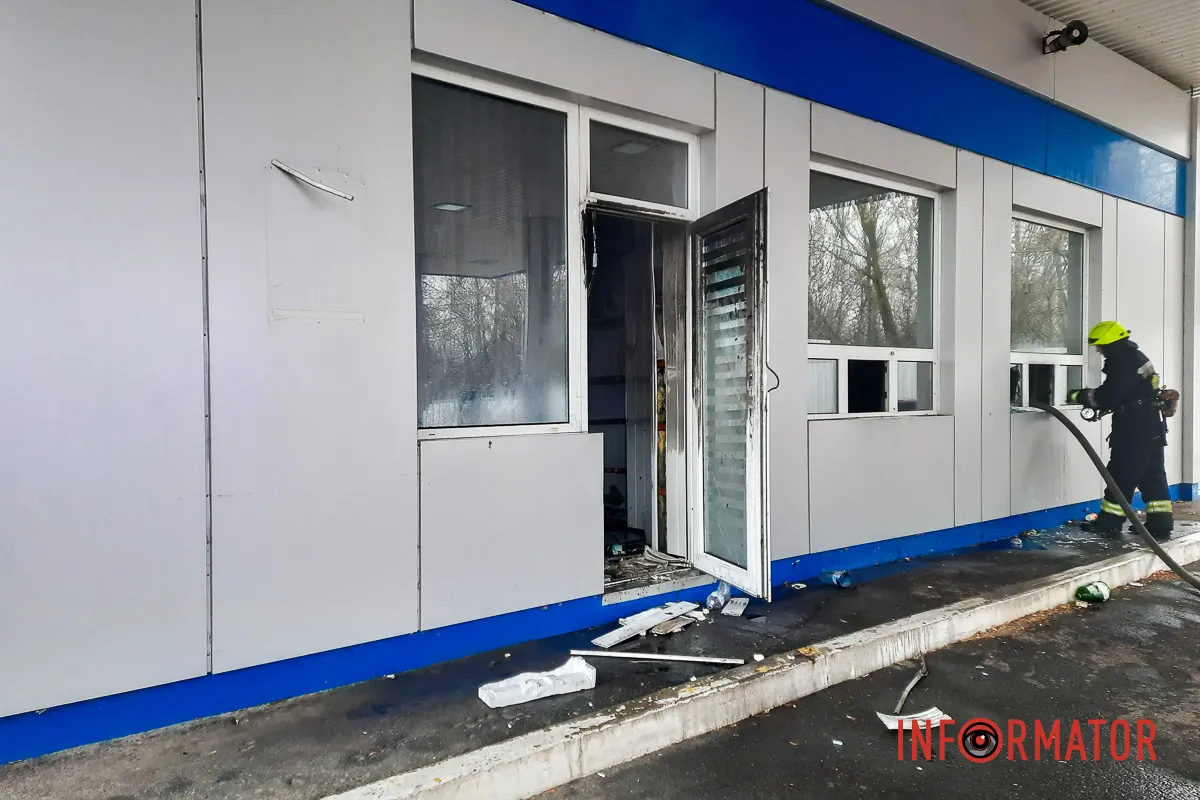 Станом на 15:00, на місці інциденту працюють поліцейські та рятувальники Станом на 15:00, на місці інциденту працюють поліцейські та рятувальники