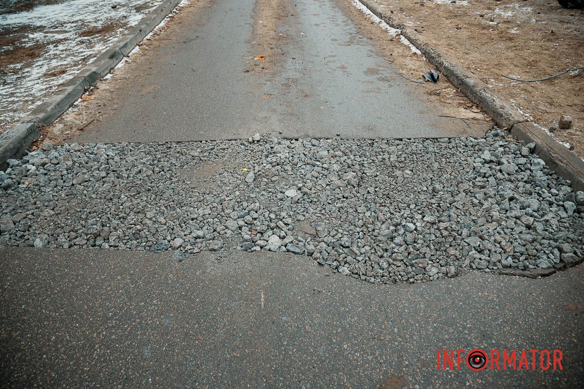 Яма замість дороги: що залишили після себе комунальники на Квітки Цісик у Дніпрі 3