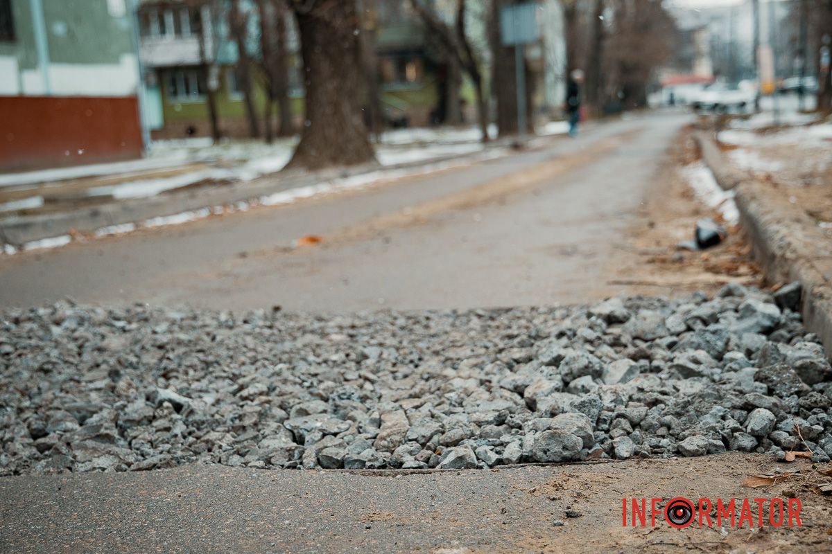 Яма замість дороги: що залишили після себе комунальники на Квітки Цісик у Дніпрі 4