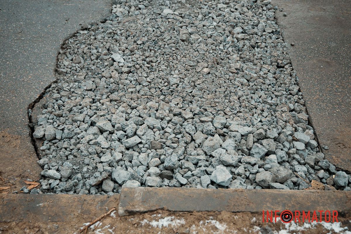 Яма замість дороги: що залишили після себе комунальники на Квітки Цісик у Дніпрі 6