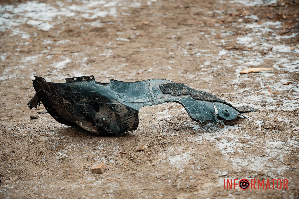 Яма замість дороги: що залишили після себе комунальники на Квітки Цісик у Дніпрі 8