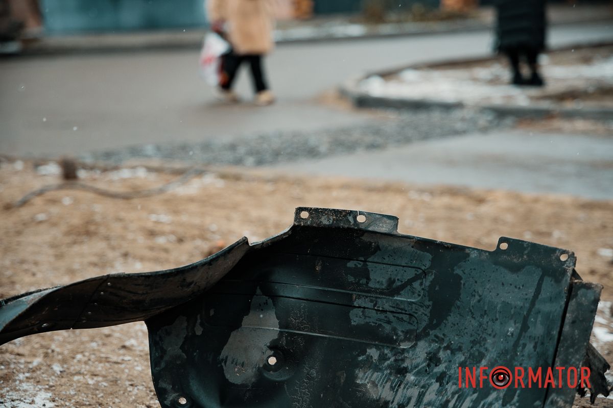 Яма замість дороги: що залишили після себе комунальники на Квітки Цісик у Дніпрі 10