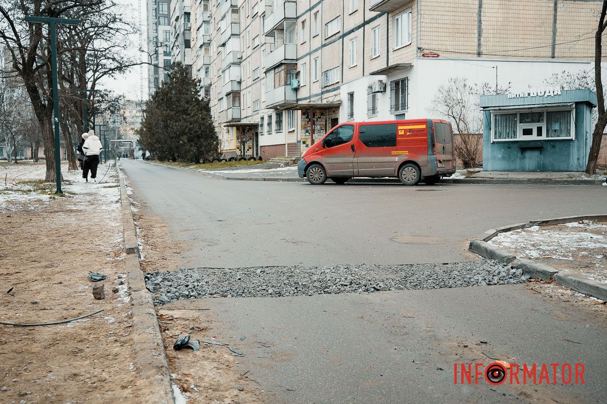 Яма замість дороги: що залишили після себе комунальники на Квітки Цісик у Дніпрі 11