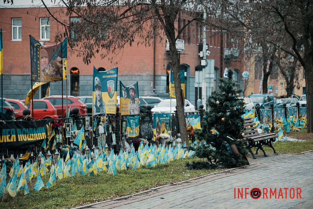 У Дніпрі встановили «Ялинку Пам’яті» на честь загиблих українських військових У Дніпрі на проспекті Дмитра Яворницького встановили «Ялинку памʼяті» на честь полеглих військових 1
