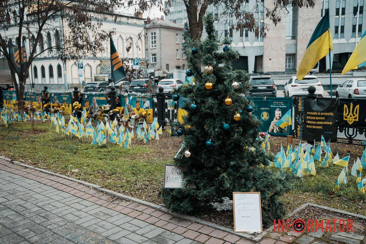 Інсталяцію відкрили на Алеї Пошани біля Дніпровської міської ради У Дніпрі на проспекті Дмитра Яворницького встановили «Ялинку памʼяті» на честь полеглих військових 3