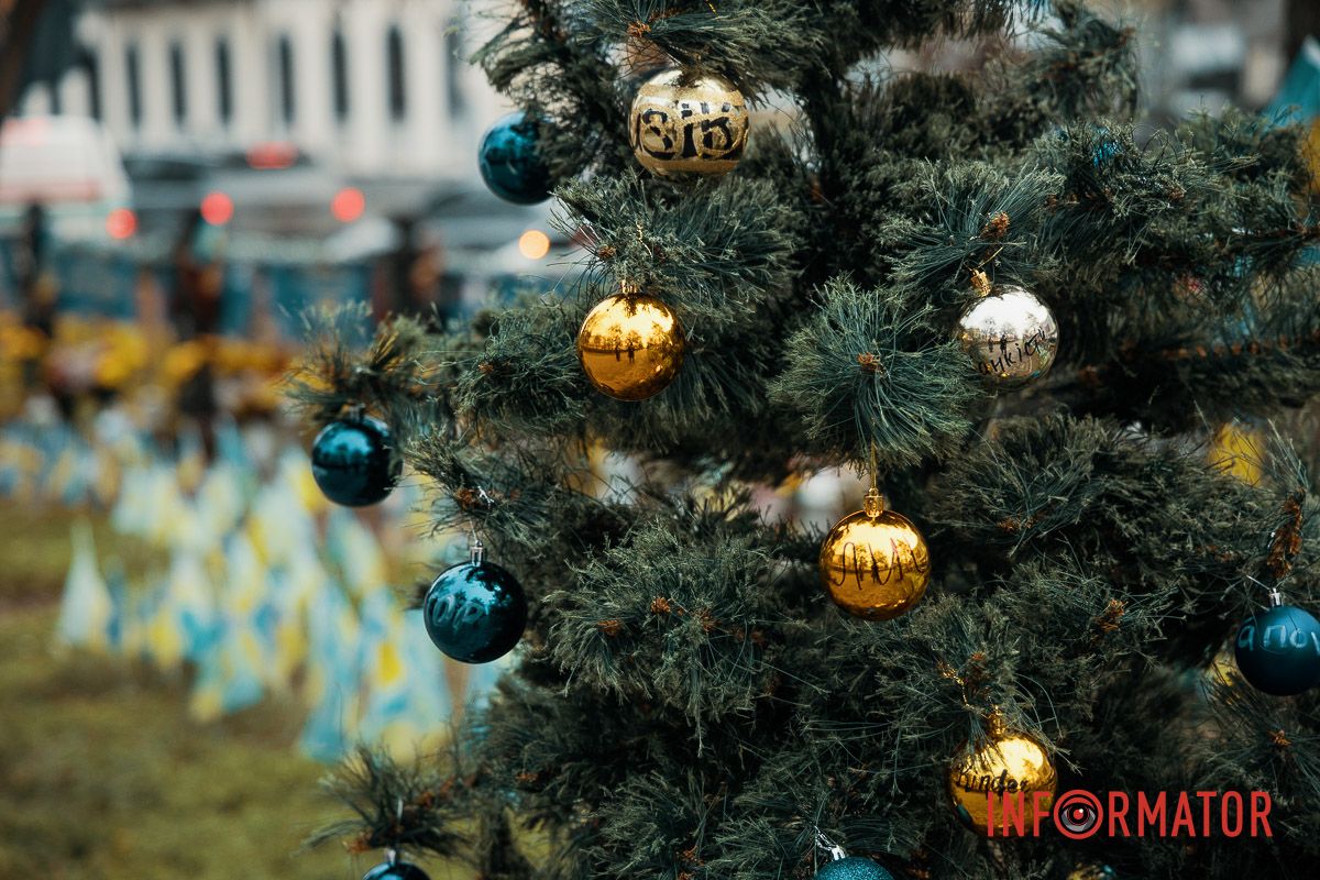 Вона стала символом вдячності та скорботи за тими, хто віддав життя за Україну У Дніпрі на проспекті Дмитра Яворницького встановили «Ялинку памʼяті» на честь полеглих військових 4