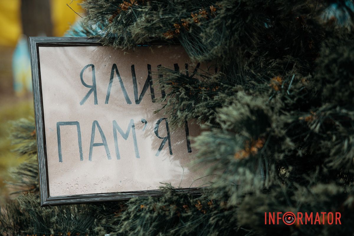 Композицію вони створили власноруч У Дніпрі на проспекті Дмитра Яворницького встановили «Ялинку памʼяті» на честь полеглих військових 6