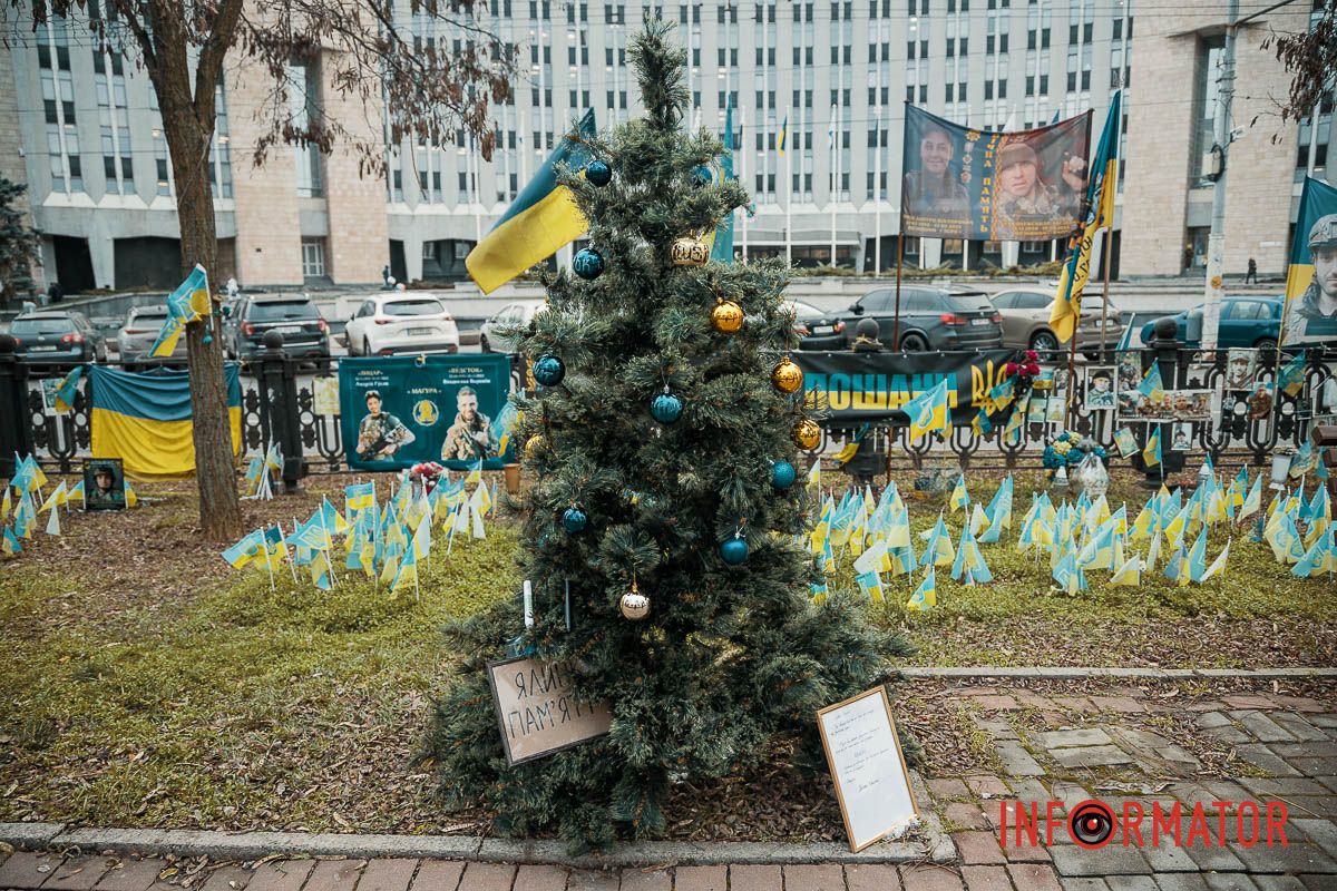 Дерево прикрасили синьо-жовтими кульками з позивними загиблих бійців У Дніпрі на проспекті Дмитра Яворницького встановили «Ялинку памʼяті» на честь полеглих військових 8