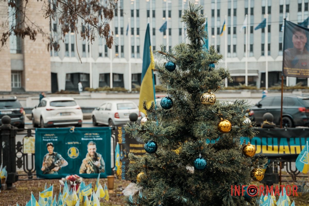 Вічна шана полеглим бійцям У Дніпрі на проспекті Дмитра Яворницького встановили «Ялинку памʼяті» на честь полеглих військових 9