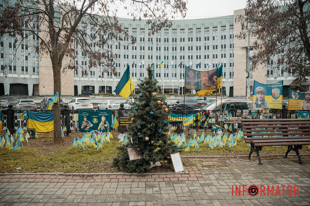 Ялинка Пам’яті на Алеї Пошани у Дніпрі У Дніпрі на проспекті Дмитра Яворницького встановили «Ялинку памʼяті» на честь полеглих військових 10