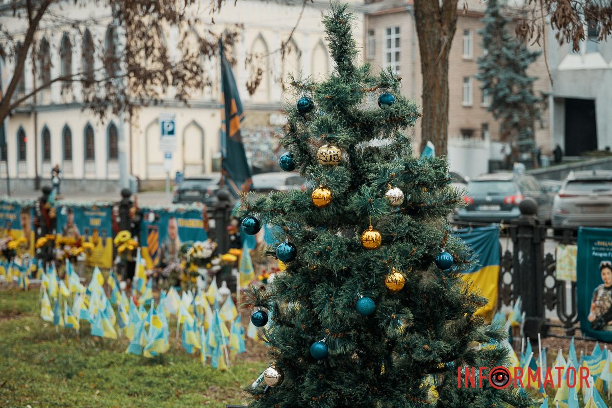 Світло пам’яті для полеглих Захисників У Дніпрі на проспекті Дмитра Яворницького встановили «Ялинку памʼяті» на честь полеглих військових 11