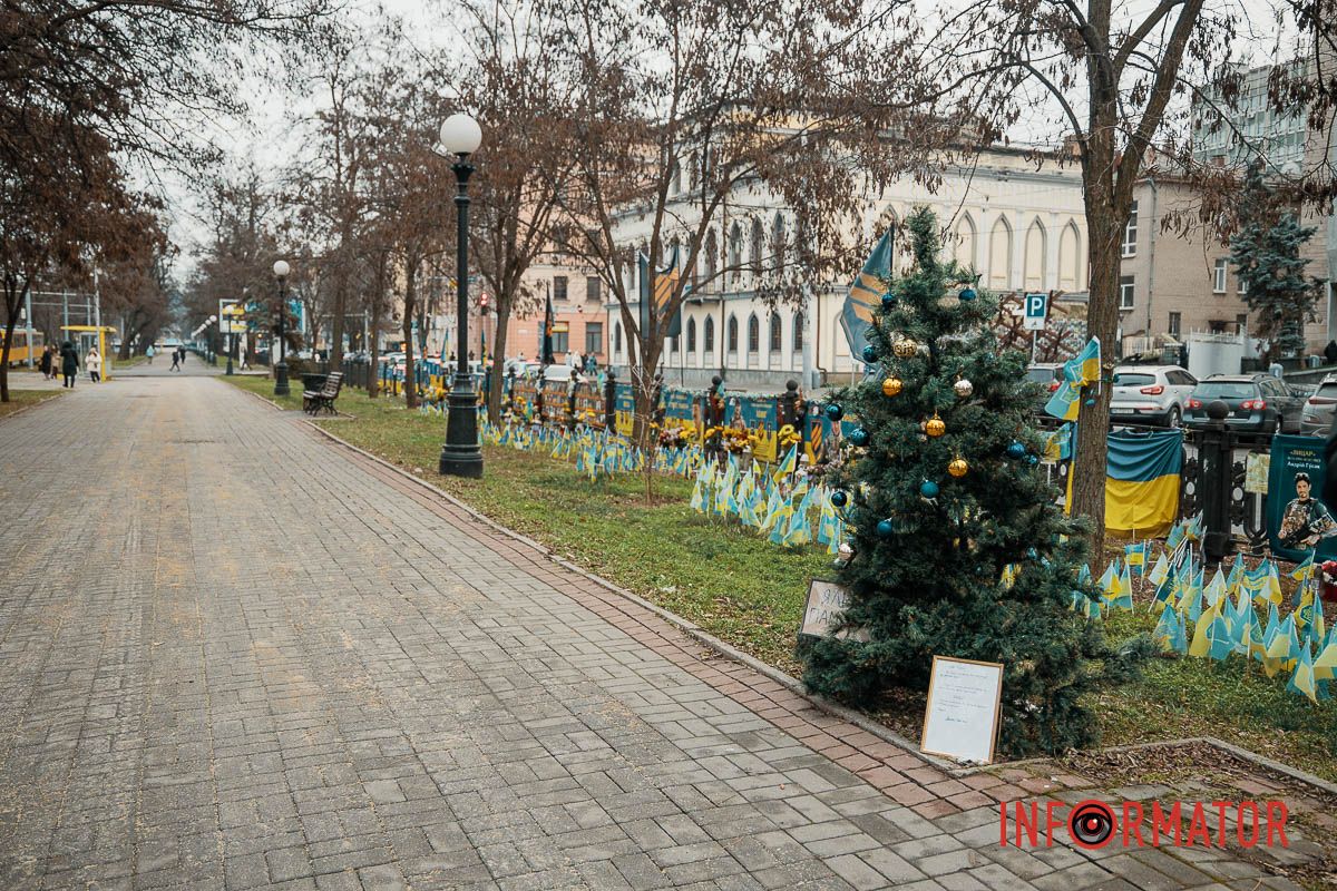 Фото - Максим Якушев У Дніпрі на проспекті Дмитра Яворницького встановили «Ялинку памʼяті» на честь полеглих військових 12