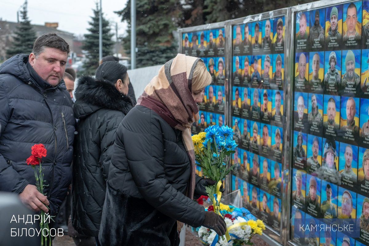 Почтить павших Защитников пришли их родные, представители общественной организации "Голос Героев", духовенства, молодежь и жители города Почтить павших Защитников пришли их родные, представители общественной организации "Голос Героев", духовенства, молодежь и жители города