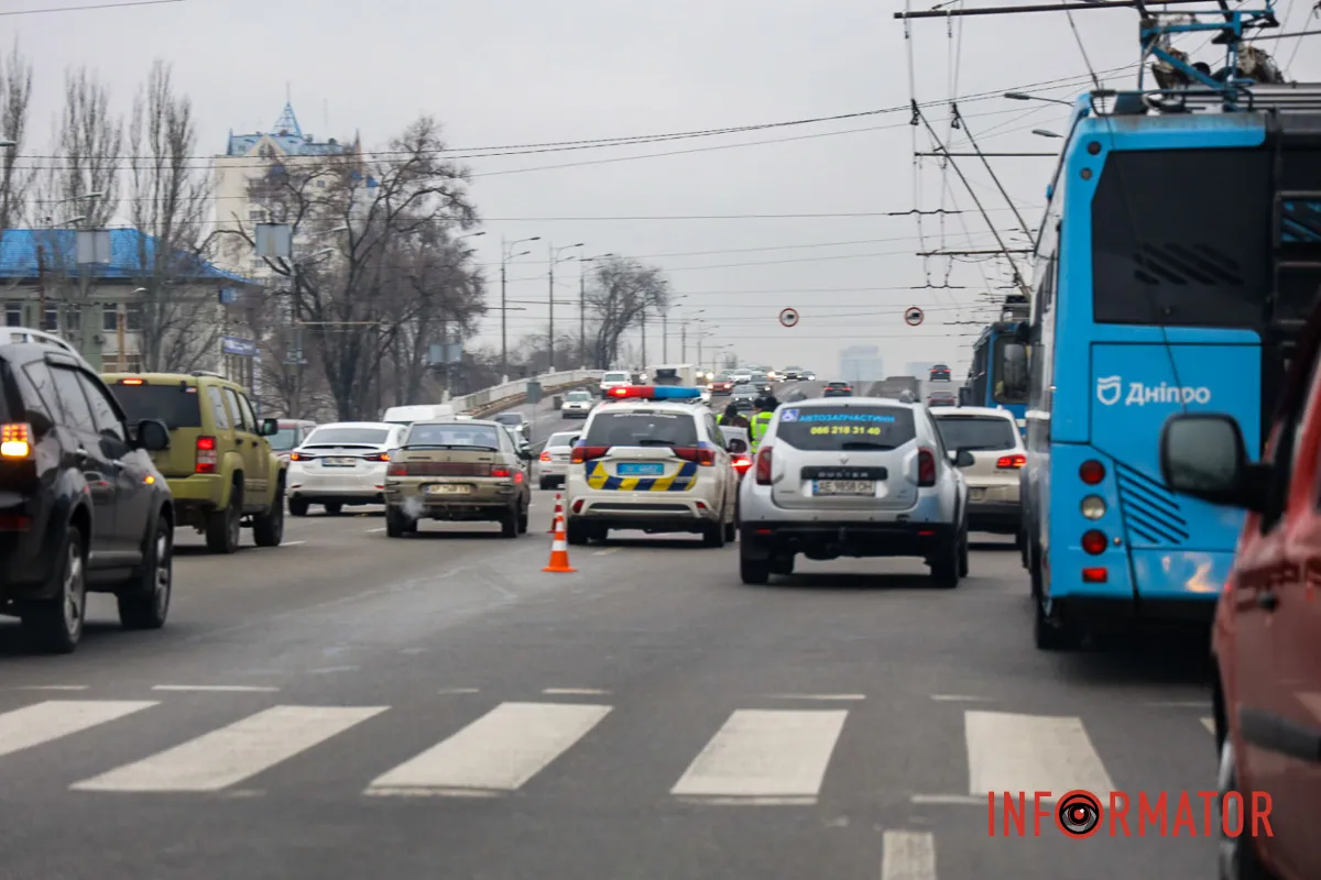 Бережіть себе У Дніпрі на Слобожанському біля ТЦ «Наша правда» BMW збило людину: жінка в лікарні 11