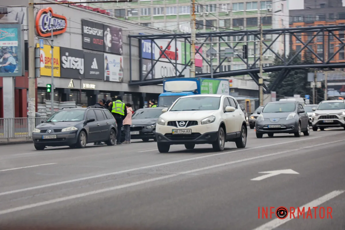 Оформлення ДТП У Дніпрі на Слобожанському біля ТЦ «Наша правда» BMW збило людину: жінка в лікарні 12