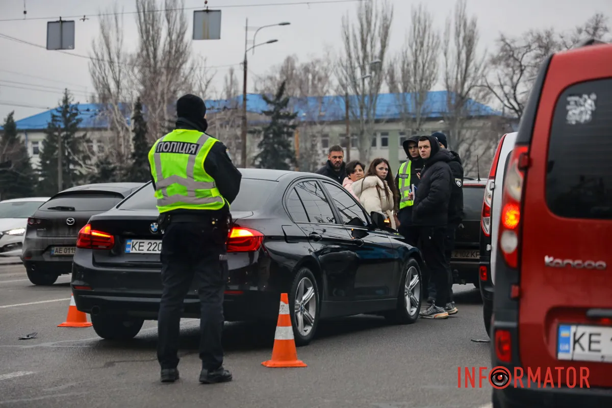 Фото: Максим Якушев У Дніпрі на Слобожанському біля ТЦ «Наша правда» BMW збило людину: жінка в лікарні 9