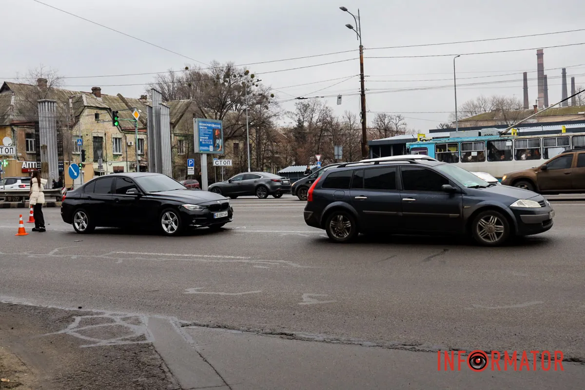 На дорогу вибіг пішохід. І автівка його збила У Дніпрі на Слобожанському біля ТЦ «Наша правда» BMW збило людину: жінка в лікарні 6