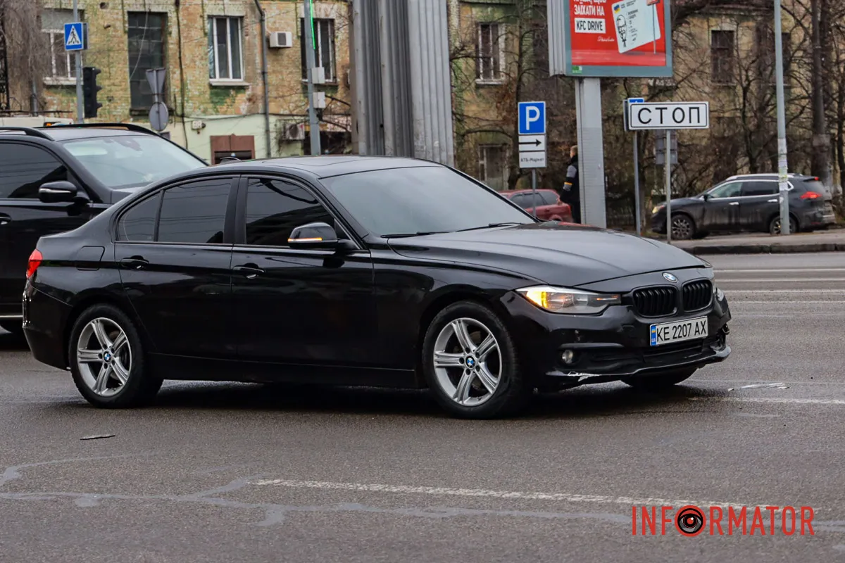 Всі обставини будуть встановлювати поліцейські У Дніпрі на Слобожанському біля ТЦ «Наша правда» BMW збило людину: жінка в лікарні 7