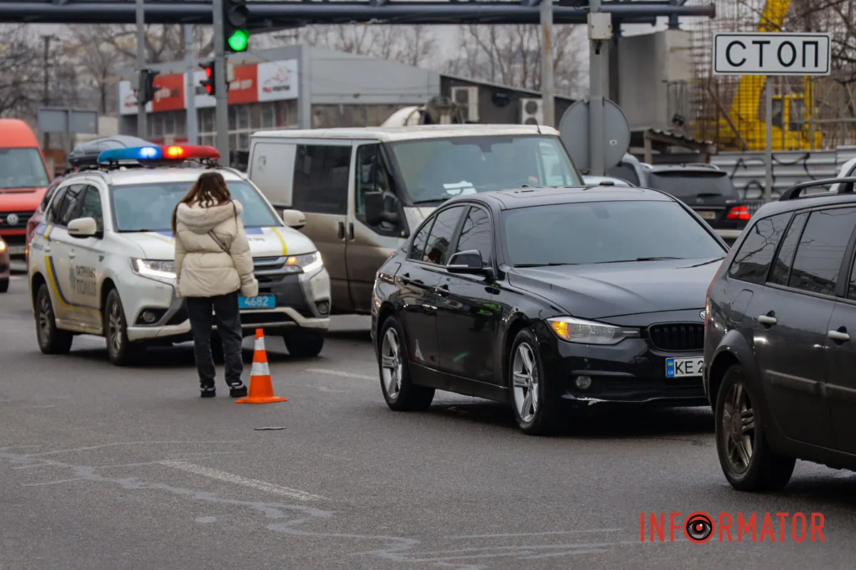 Станом на 14:45 ускладнено руху немає У Дніпрі на Слобожанському біля ТЦ «Наша правда» BMW збило людину: жінка в лікарні 8