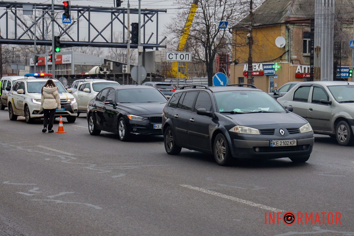 За попередньою інформацією, автівка рухалась по Слобожанському проспекту у бік Нового мосту У Дніпрі на Слобожанському біля ТЦ «Наша правда» BMW збило людину: жінка в лікарні 5