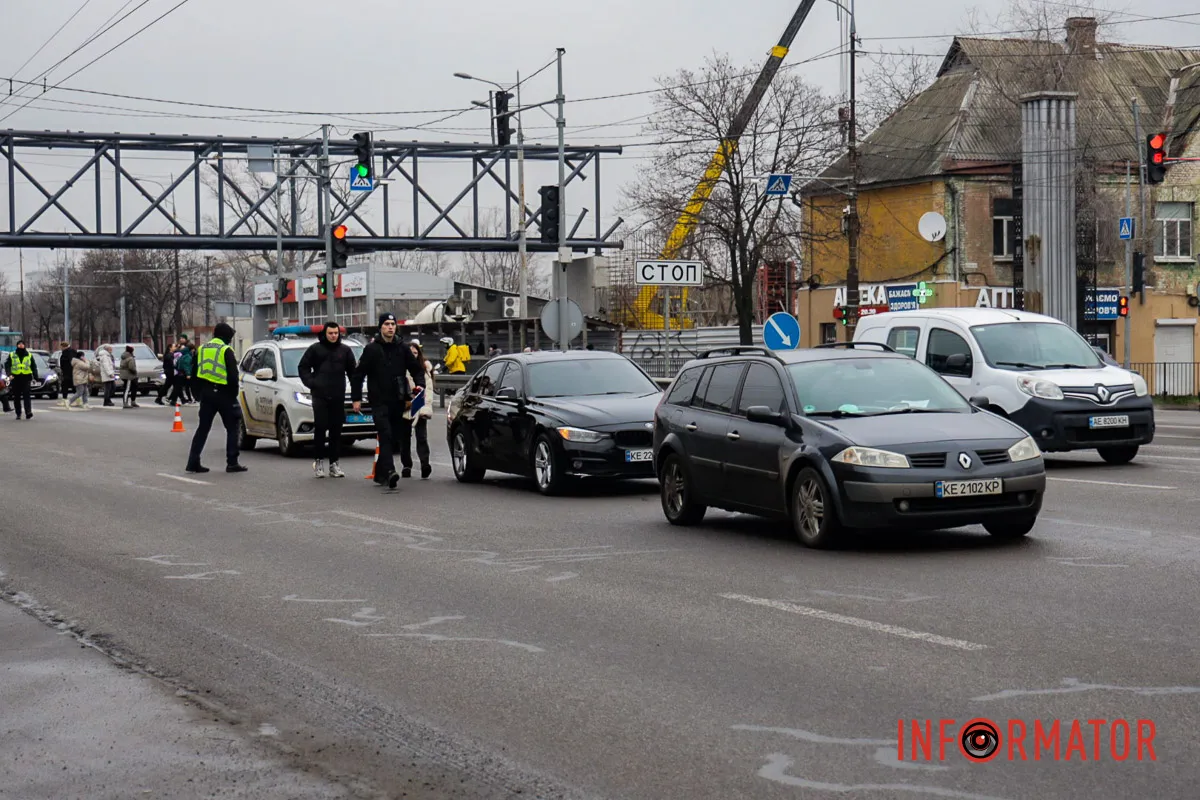 Про це повідомляє Інформатор з місця подій У Дніпрі на Слобожанському біля ТЦ «Наша правда» BMW збило людину: жінка в лікарні 4