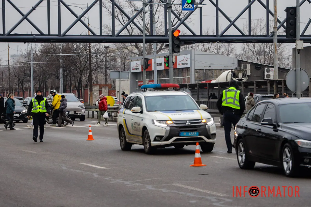 Попередньо, це жінка і її ушпиталили У Дніпрі на Слобожанському біля ТЦ «Наша правда» BMW збило людину: жінка в лікарні 3