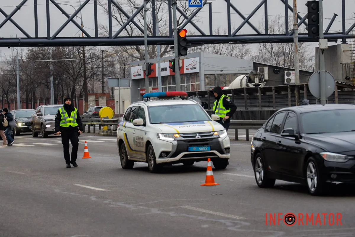 Біля ТЦ «Наша правда» BMW збило людину У Дніпрі на Слобожанському біля ТЦ «Наша правда» BMW збило людину: жінка в лікарні 2