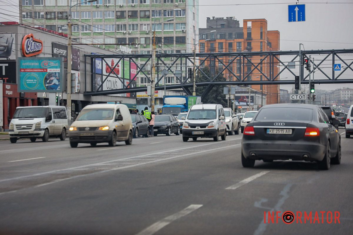 У вівторок, 16 грудня, у Дніпрі на Слобожанському проспекті сталася ДТП У Дніпрі на Слобожанському біля ТЦ «Наша правда» BMW збило людину: жінка в лікарні 1