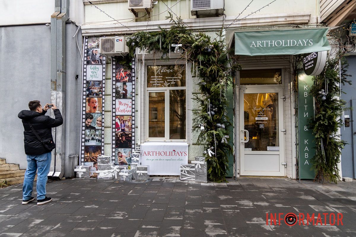 Люди фотографируют в память Где в Днепре найти интересные фотозоны с Рождественскими и Новогодними мотивами 19