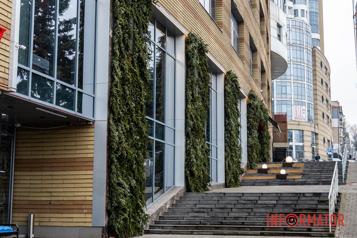 Находится здание на проспекте Дмитрия Яворницкого, 3 Где в Днепре найти интересные фотозоны с Рождественскими и Новогодними мотивами 21