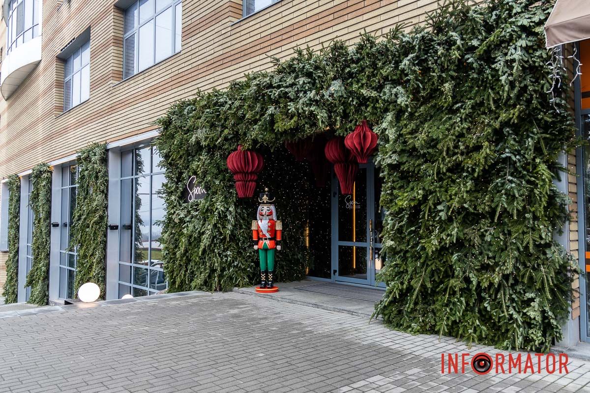 Надеемся, кого-то материал вдохновил на создание фотографий Где в Днепре найти интересные фотозоны с Рождественскими и Новогодними мотивами 26