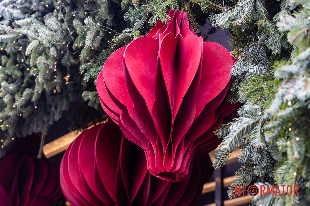 Присутствуют такие декоративные элементы. Где в Днепре найти интересные фотозоны с Рождественскими и Новогодними мотивами 23