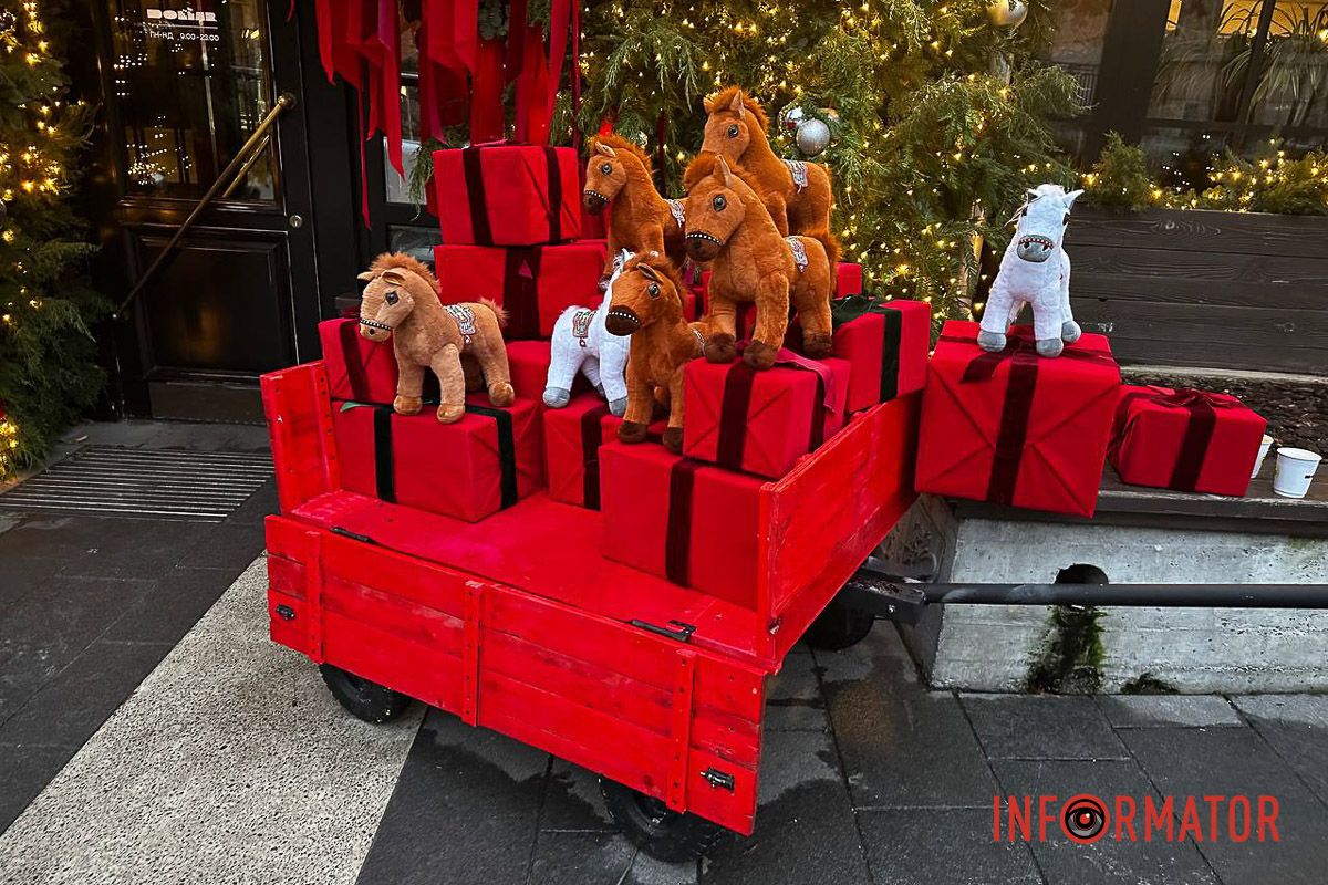 Возле заведения установили большую елочную арку из веток, украшенных гирляндами, шарами и красными лентами. Возле заведения установили большую елочную арку из веток, украшенных гирляндами, шарами и красными лентами.