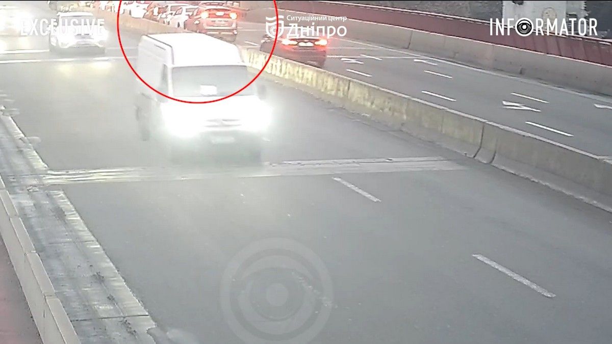 Відео моменту: у Дніпрі в результаті двох аварій утворився сильний затор на Центральному мосту