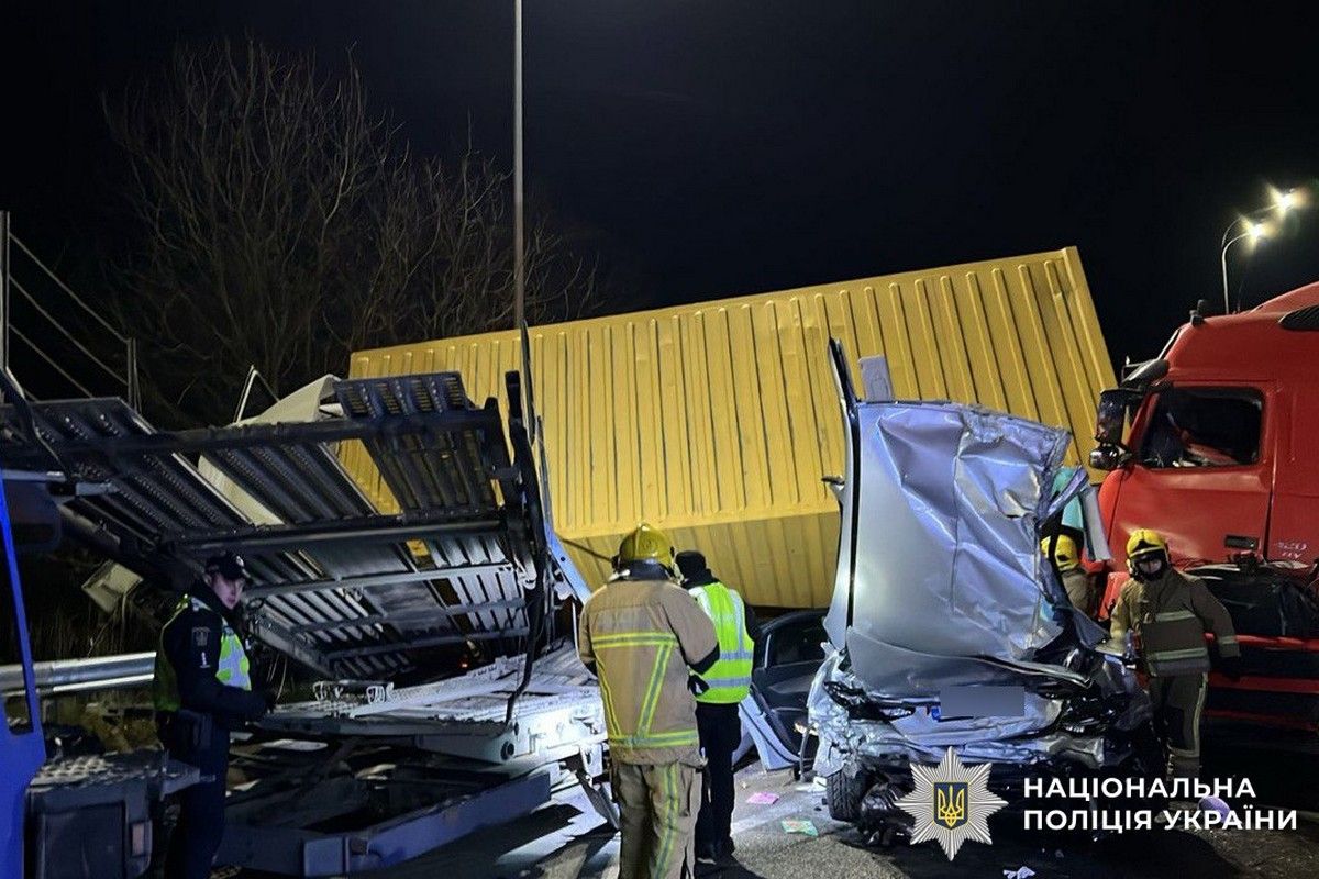 Відео моменту: ексфутболіст СК «Дніпро-1» з родиною потрапили у жахливу ДТП з вантажівками 2