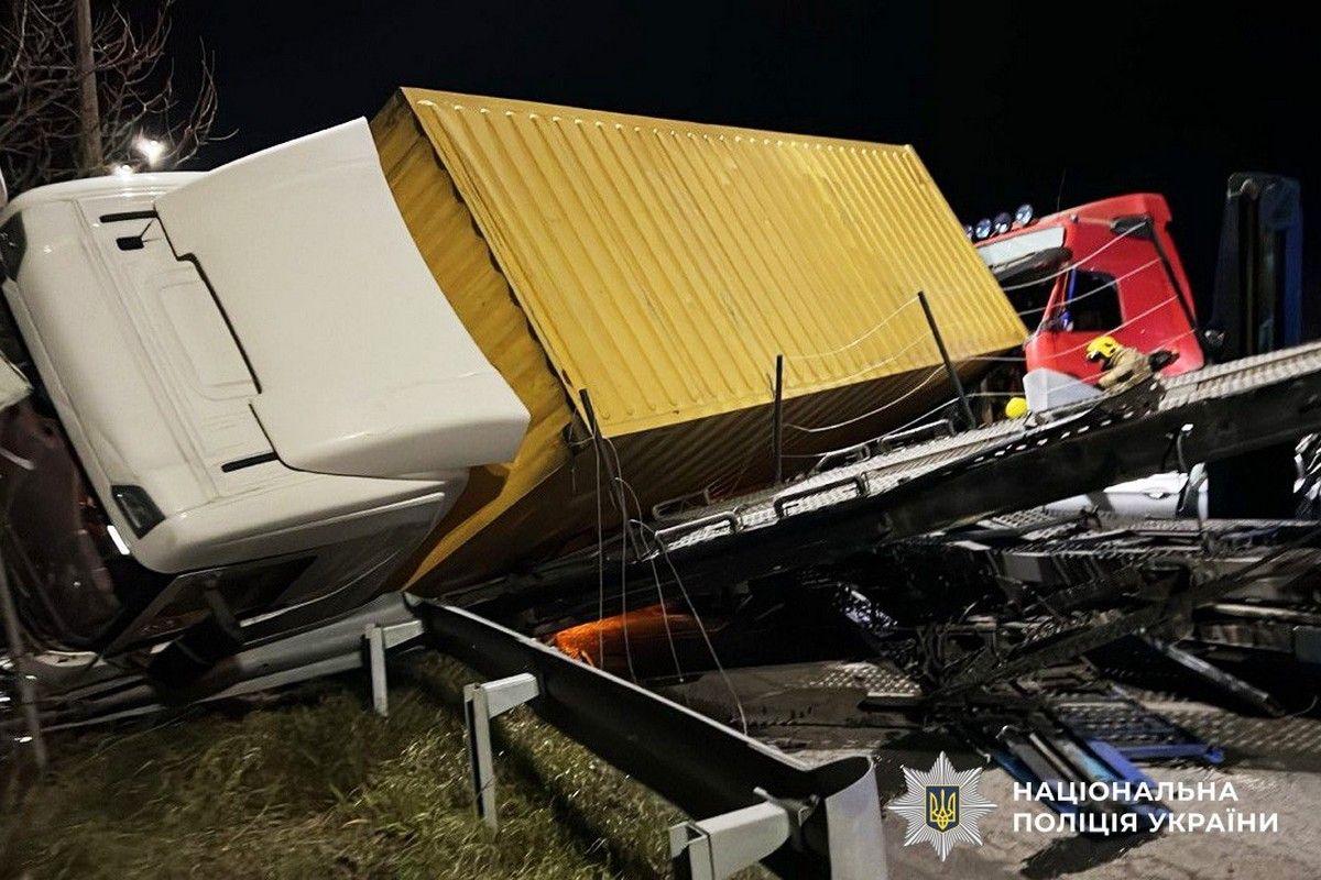 Відео моменту: ексфутболіст СК «Дніпро-1» з родиною потрапили у жахливу ДТП з вантажівками 3